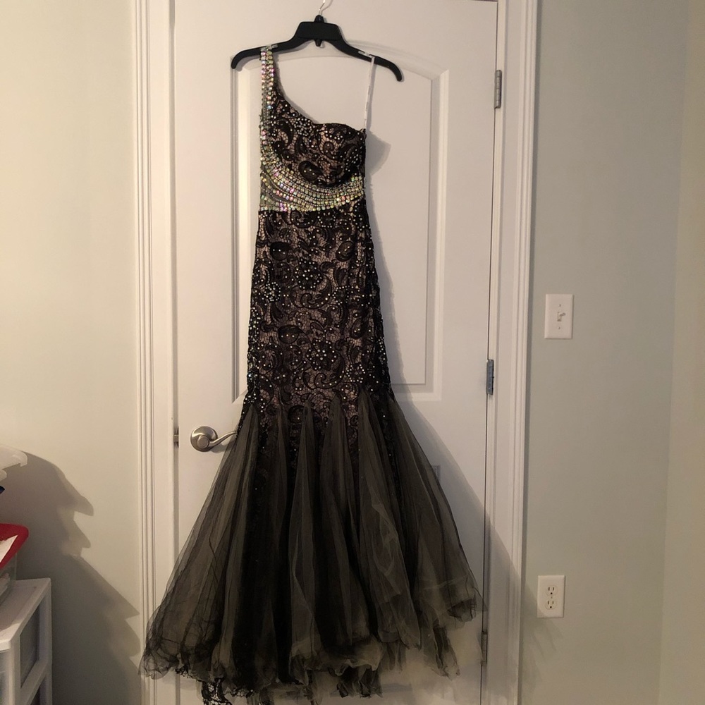 Black One-shoulder Prom Dress